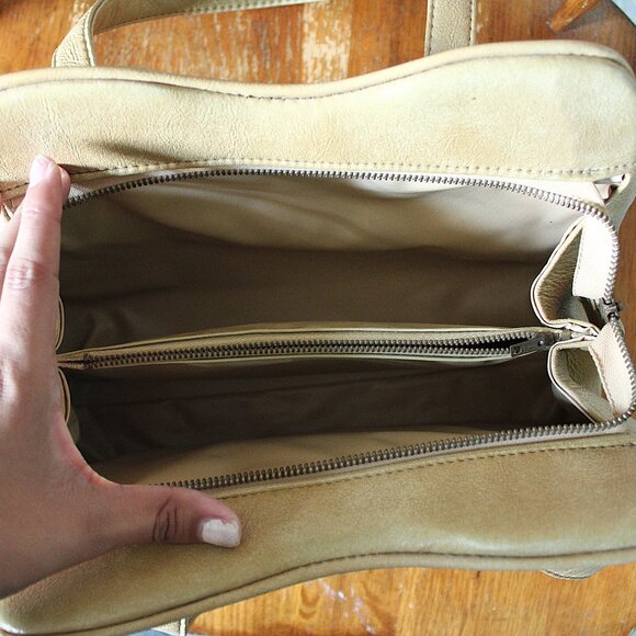 Tan floral carpet style double handle 4 metal feet zipper closure hand bag - Picture 4 of 9